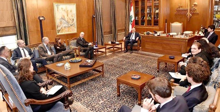 رئيس مجلس النواب نبيه بري مستقبلا في عين التينة وفدا فرنسيا ضم المدير العام للشؤون السياسية في وزارة الخارجية فريدريك موندوليني والمدير العام للعلاقات الدولية والاستراتيجية في وزارة الدفاع أليس ريفو ونائب مدير شمال افريقيا والشرق الأوسط في وزارة الخارجية ايمانويل سوكه (محمود الطويل)