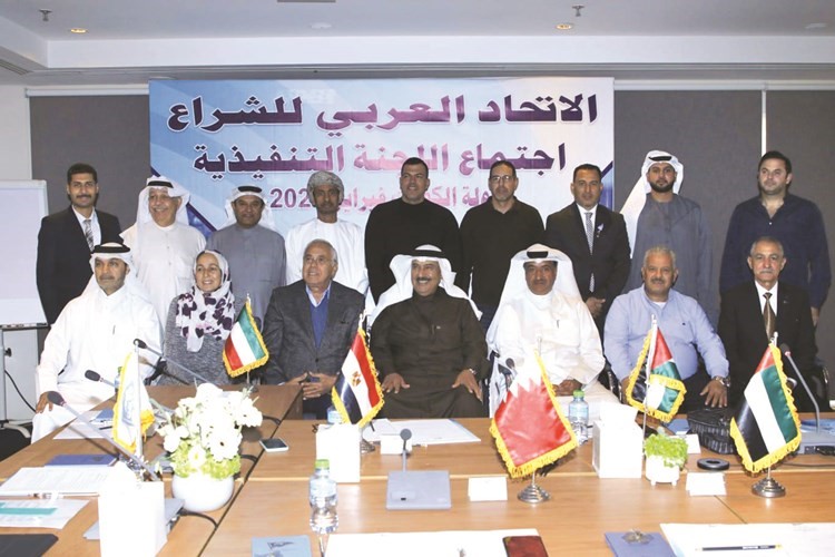 الشيخ خليفة آل خليفة وخالد الفودري وسعيد زادة يتوسطون أعضاء اللجنة التنفيذية