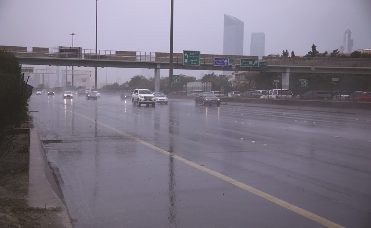 امطار غزيرة هطلت على عدة مناطق أمس 	(ريليش كومار)