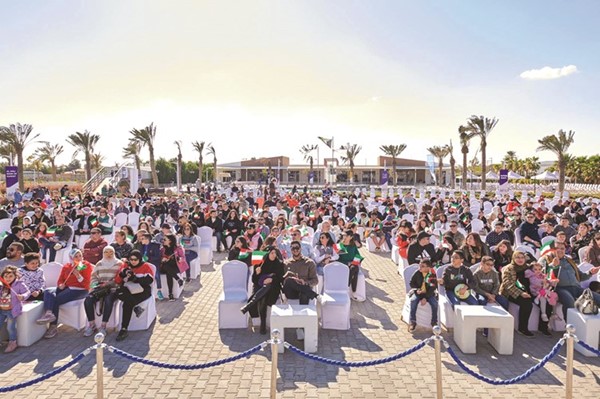 صورة جماعية للمشاركين من موظفي البنك وعائلاتهم