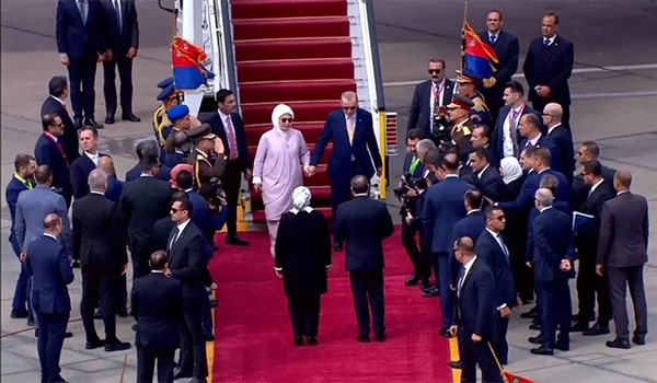  الرئيس المصري عبدالفتاح السيسي وقرينته يستقبلان الرئيس التركي رجب طيب أردوغان وعقيلته لدى وصولهما القاهرة