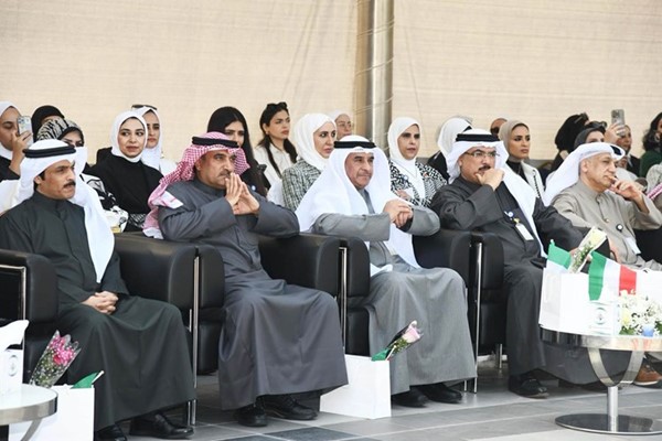   د حسن الفجام وقياديو التطبيقي خلال الاحتفالية