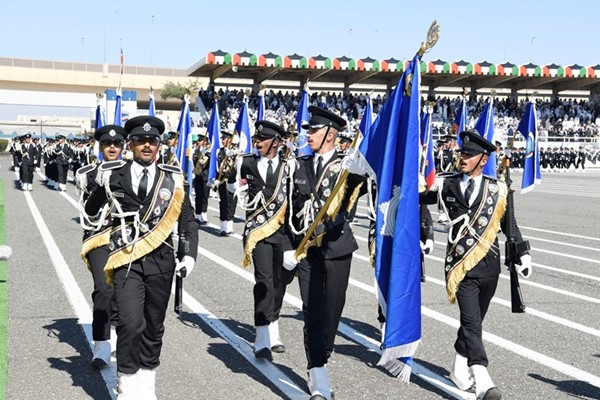 جانب من طابور العرض