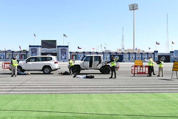 جانب من تعامل رجال الأمن مع إحدى الحالات الأمنية