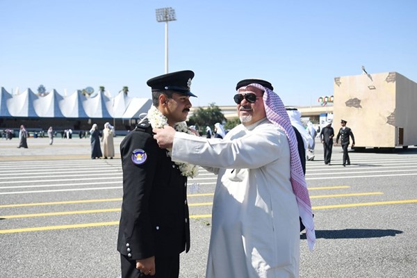 وشاح من الورد لأحد الضباط الخريجين