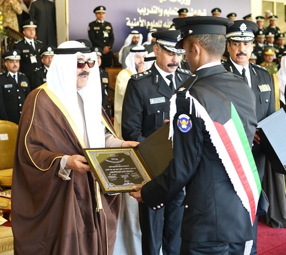 صاحب السمو الأمير مكرما أحد الضباط الخريجين
