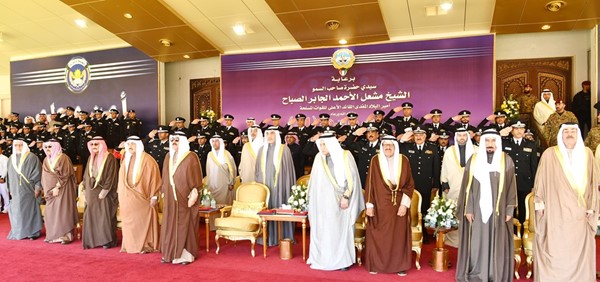 صاحب السمو الأمير الشيخ مشعل الأحمد وسمو الشيخ ناصر المحمد والشيخ علي الخليفة والشيخ د. إبراهيم الدعيج والشيخ دعيج الخليفة والشيخ د. سالم الجابر والشيخ علي الجابر والشيخ علي الجراح والشيخ أحمد الحمود والشيخ فهد اليوسف والشيخ محمد العبدالله والفريق م. جمال الذياب وعدد من القيادات الأمنية خلال السلام الوطني