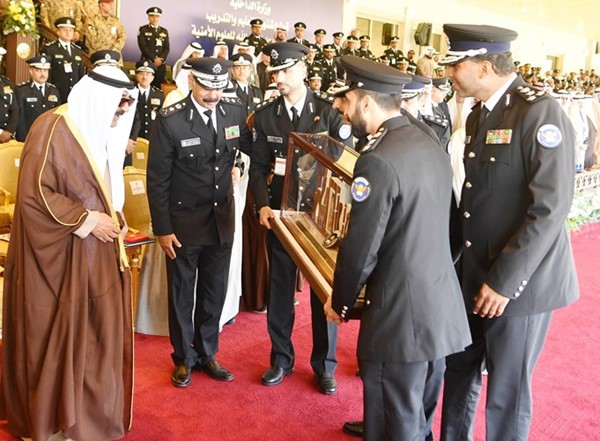 صاحب السمو الأمير الشيخ مشعل الأحمد يتسلم درعا من الأكاديمية بحضور الفريق الشيخ سالم النواف