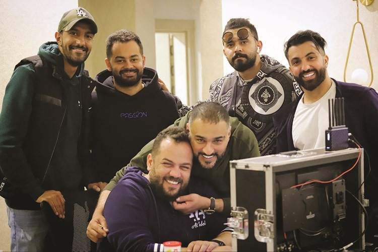 شهاب جوهر والمخرج سائد الهواري مع مدير إدارة الإنتاج حسين يونس وباقي فريق العمل