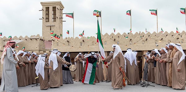 الفرق الشعبية تؤدي «العرضة» إحياءً للفلكلور الكويتي