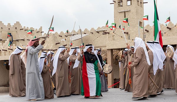 الفرق الشعبية تؤدي «العرضة» إحياءً للفلكلور الكويتي