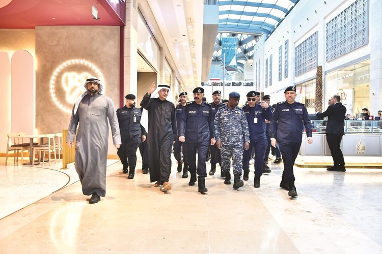 الفريق الشيخ سالم النواف متفقدا أحد المواقع خلال الاحتفالات