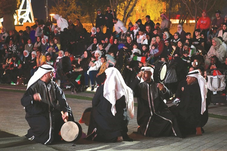 مركز «عبدالله السالم الثقافي» يقيم «العرضة» التراثية على مسرحه الخارجي احتفالاً بأعياد الكويت الوطنية