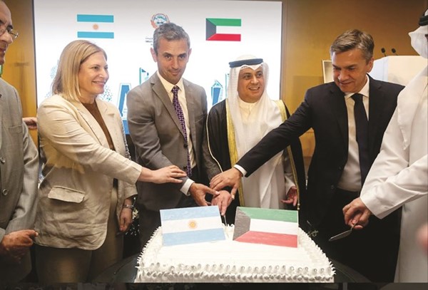 سفيرنا لدى الأرجنتين عبدالعزيز البشر خلال قطع كعكة الاحتفال