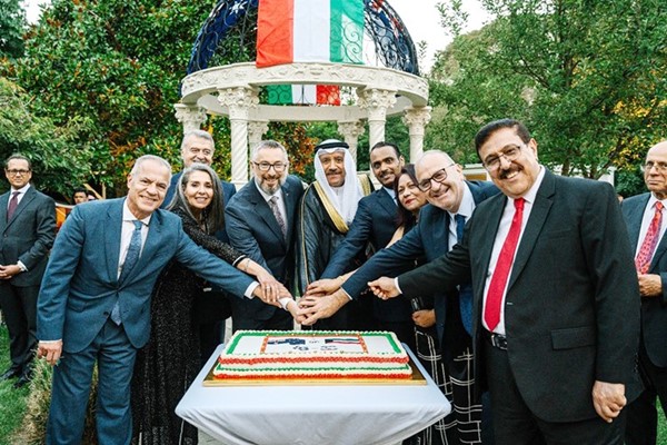 سفيرنا لدى أستراليا السفير بسام القبندي يشارك الحضور قطع كعكة الاحتفال