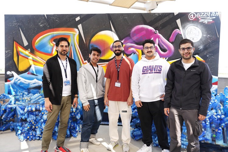 طلبة أمام أعمالهم
