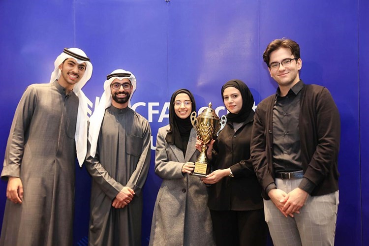 فوز فريق كلية العلوم الإدارية في جامعة الكويت بمسابقة معهد المحللين الماليين المعتمدين لتحدي البحوث (CFA)