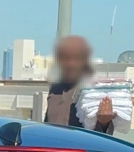 أحد المخالفين عرض فوطا للبيع في الإشارات