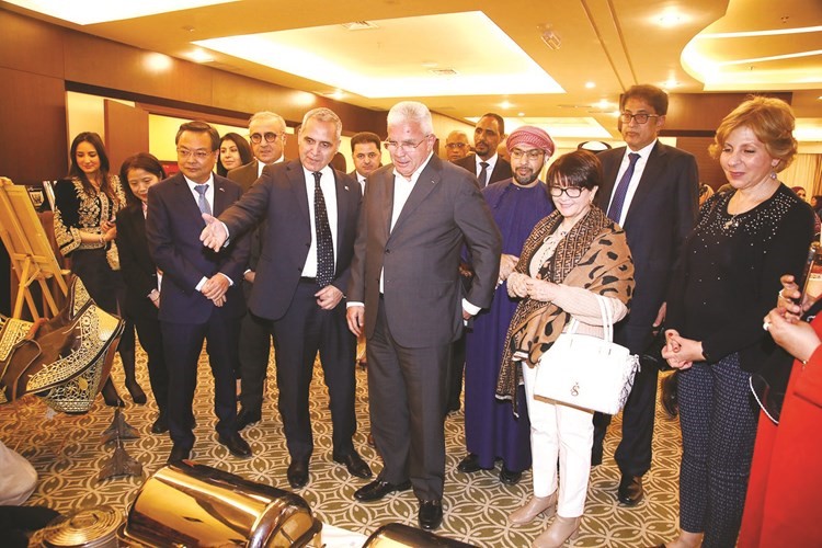 السفير الجزائري نور الدين مريم مع سفراء عمان وليبيا وفلسطين والصين في جولة على المعرض