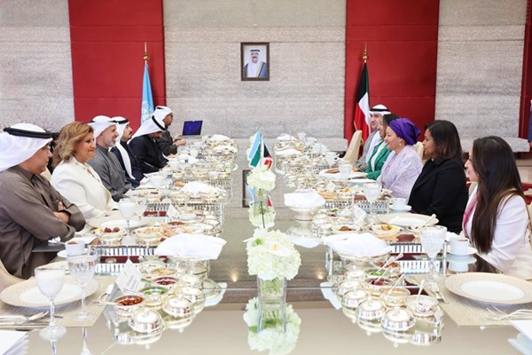 نائب وزير الخارجية السفير الشيخ جراح جابر الأحمد خلال مأدبة غداء عمل على شرف نائبة الأمين العام للأمم المتحدة أمينة محمد