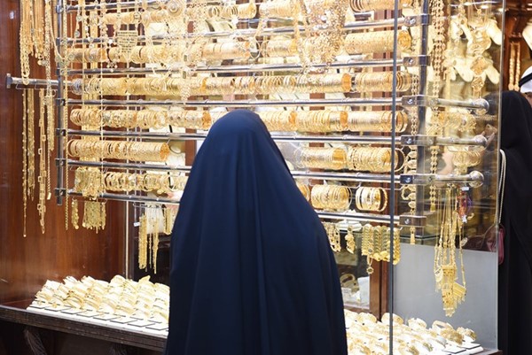 الذهب عند قمة تاريخية.. والسوق الكويتي يشهد هجمة بيعية