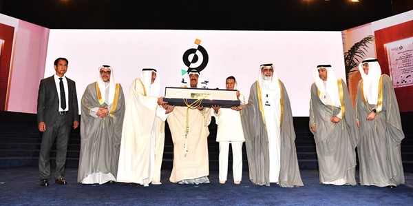 صاحب السمو يتسلم هدية تذكارية بالمناسبة