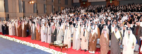 صاحب السمو الأمير الشيخ مشعل الأحمد وسمو الشيخ ناصر المحمـد والشيخ علي الخليفة والشيخ د.إبراهيم الدعيج والشيخ دعيج الخليفة والشيـخ د.سالم الجابر والشيخ علي الجابر والشيخ أحمد العبدالله وسمو الشيخ د.محمـد الصبـاح والشيـخ مـبارك الفيصـل وسمـو الشيخ صبـاح الخالد والشيخ محمد الخالد والمستشار عادل بورسلي في مقدمة الحضور