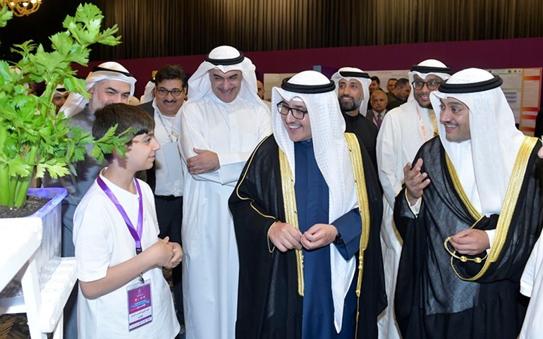 الشيخ د.أحمد ناصر المحمد وطلال جاسم الخرافي خلال الجولة على أجنحة المعرض