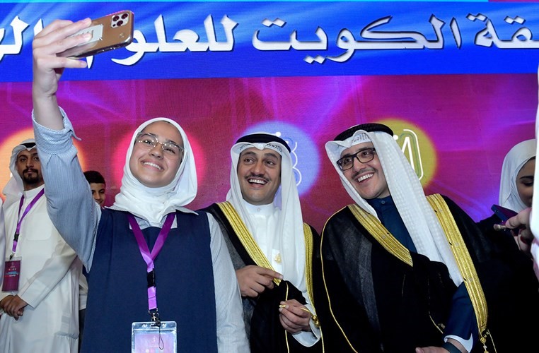 الشيخ د.أحمد ناصر المحمد وطلال جاسم الخرافي وسيلفي مع إحدى الطالبات