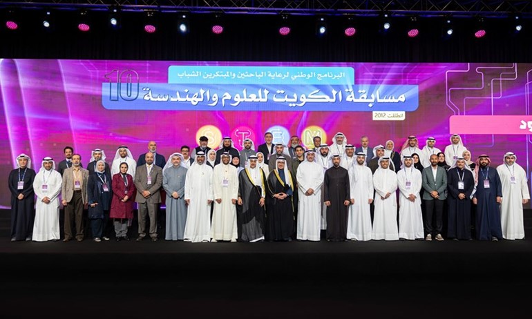 الشيخ د.أحمد ناصر المحمد وطلال جاسم الخرافي وأعضاء مجلس إدارة النادي يتوسطون أعضاء لجنة التحكيم