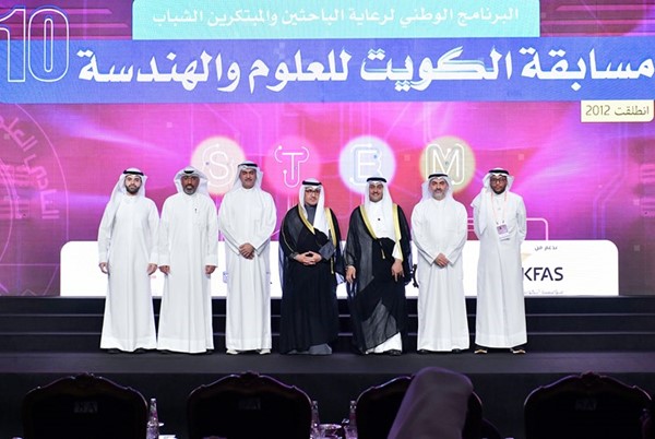 الشيخ د.أحمد الناصر وطلال الخرافي مع أعضاء النادي العلمي