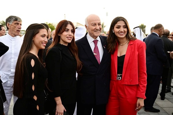 بسام فريحة في لقطة تذكارية مع بعض الحاضرات