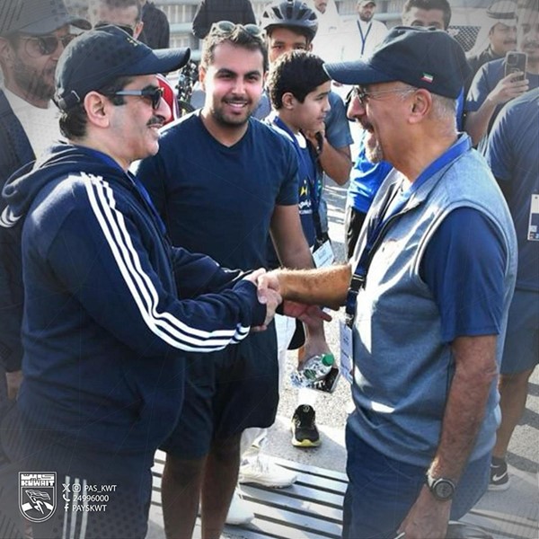 يوسف البيدان يصافح رئيس مجلس الوزراء قبل انطلاق الفعاليات
