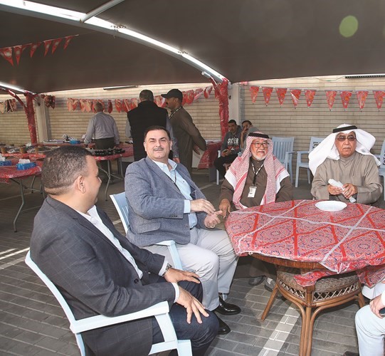 الزملاء نائب رئيس التحرير عدنان الراشد ومستشار الإدارة العامة يوسف عبدالرحمن ومدير التسويق والمبيعات فريد سلوم ومدير الإنتاج عمرو عبدالباقي