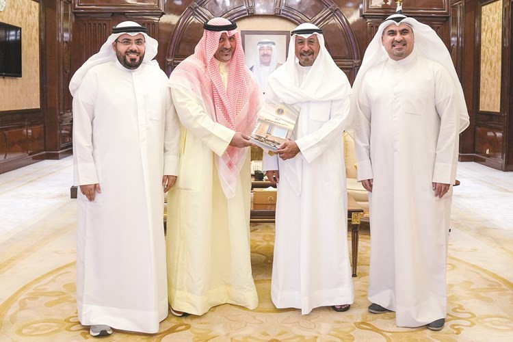 سمو الشيخ د.محمد الصباح خلال استقباله رئيس وأعضاء نقابة العاملين بالهيئة العامة للتعليم التطبيقي والتدريب