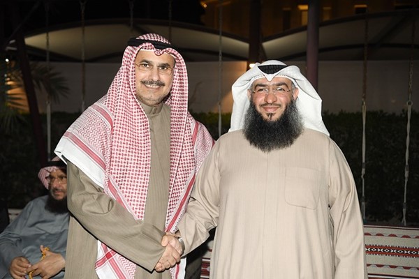 حمد العبيد مع أحد أبناء الدائرة