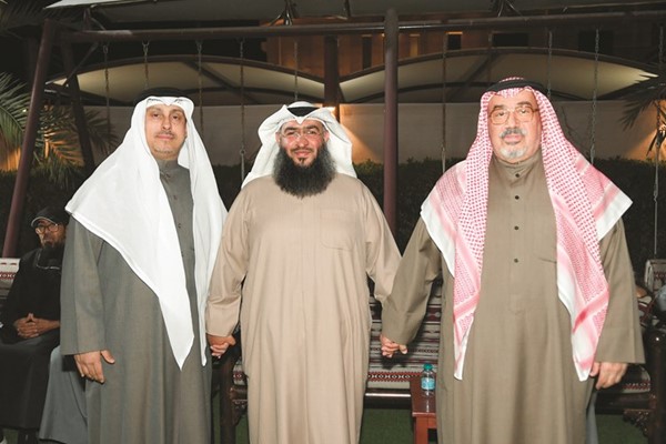 حمد العبيد متوسطا اثنين من مؤيديه