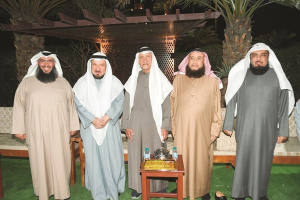 حمد العبيد ووالده عادل العبيد مع عدد من أبناء الدائرة