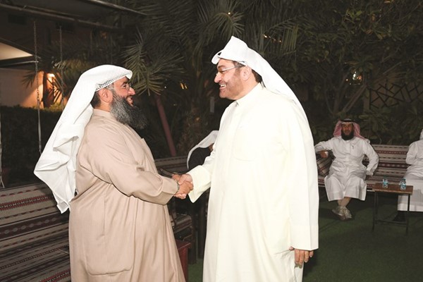 حمد العبيد خلال استقباله أحد الناخبين