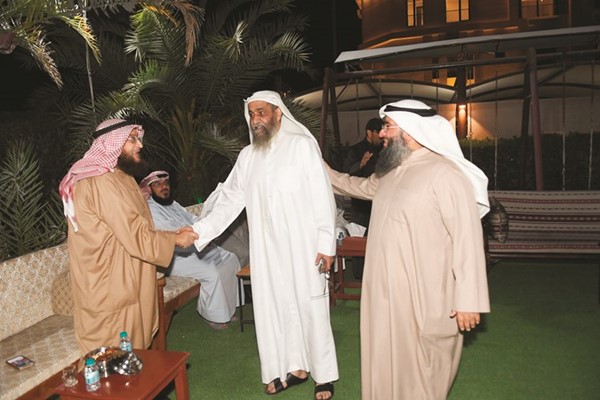 حمد العبيد يرحب بأحد الحضور