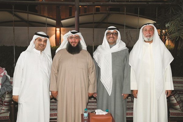 العبيد يتوسط عددا من الحضور