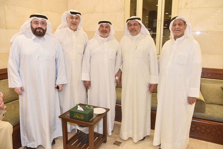 صالح عاشور ود.حسن كمال وبعض الحضور