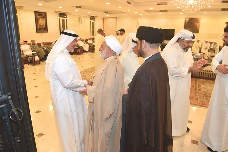 عاشور مستقبلا بعض رجال الدين