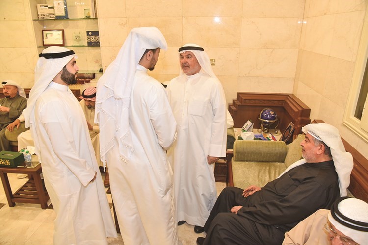 عاشور خلال استقباله الناخبين