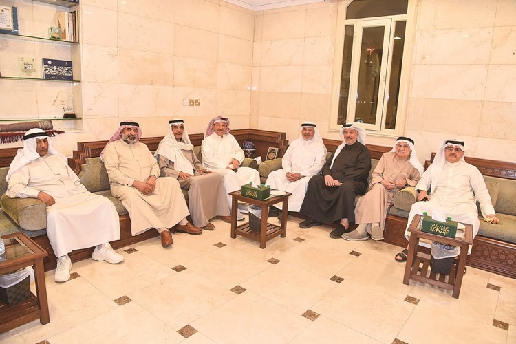 مرشح الدائرة الأولى النائب السابق صالح عاشور متوسطا أبناء الدائرة
