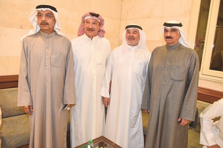 صالح عاشور مع أبناء الدائرة