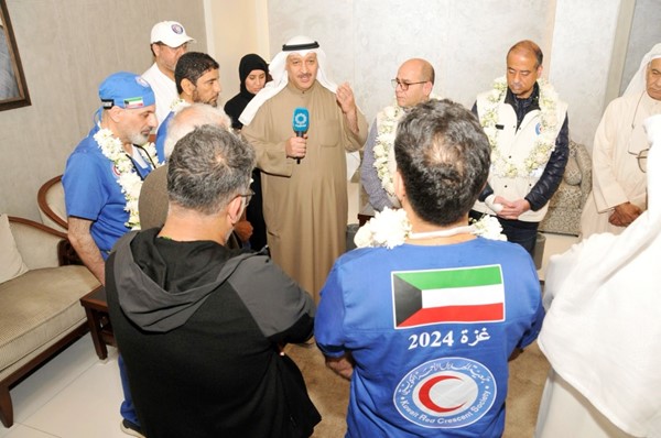 د.أحمد العوضي مشيداً بجهود الفريق الطبي