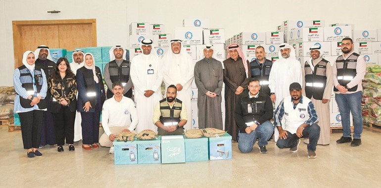 عبدالرحمن العون متوسطا متطوعي زين والهلال الأحمر