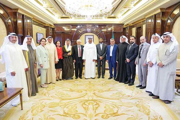 سمو الشيخ د.محمد الصباح مستقبلاً رئيس مجلس إدارة جمعية الهلال الأحمر د.هلال الساير وفريق الجمعية الطبي التطوعي العائد من قطاع غزة