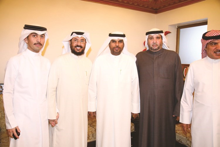 جانب من أبناء الدائرة الخامسة في ديوان العازمي